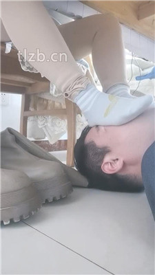 图片[4]_【扫楼小神】桌下视角-女神丝袜皮靴踩_HD绳艺资源