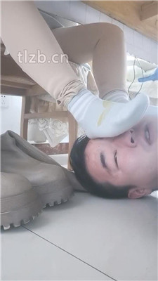 图片[5]_【扫楼小神】桌下视角-女神丝袜皮靴踩_HD绳艺资源