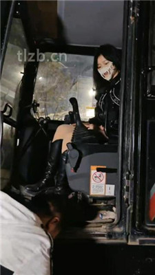 【诗琪】户外-挖掘机车内虐狗_HD绳艺资源