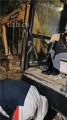 图片[2]_【诗琪】户外-挖掘机车内虐狗_HD绳艺资源