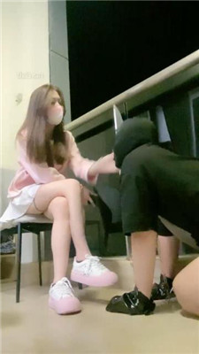 图片[2]_【小软】艺校女神-运动鞋黑棉袜踩踏喂食/吃袜子/喝口水圣水_HD绳艺资源