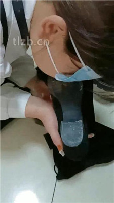 【爱可呀】班花作客玩女奴-跪拜/清理鞋底/骑马/舌头足浴_HD绳艺资源