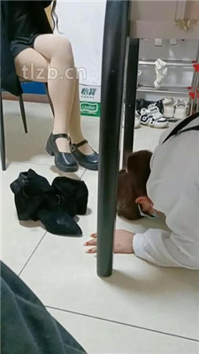 图片[4]_【爱可呀】班花作客玩女奴-跪拜/清理鞋底/骑马/舌头足浴_HD绳艺资源