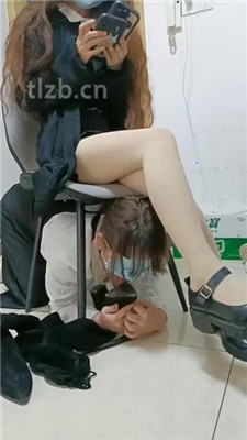 图片[8]_【爱可呀】班花作客玩女奴-跪拜/清理鞋底/骑马/舌头足浴_HD绳艺资源