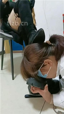 图片[9]_【爱可呀】班花作客玩女奴-跪拜/清理鞋底/骑马/舌头足浴_HD绳艺资源