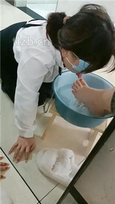 图片[15]_【爱可呀】班花作客玩女奴-跪拜/清理鞋底/骑马/舌头足浴_HD绳艺资源