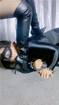 【小小不点】母畜-锁链绳艺技巧/舔脏鞋/脚插嘴【双视角版】_HD绳艺资源