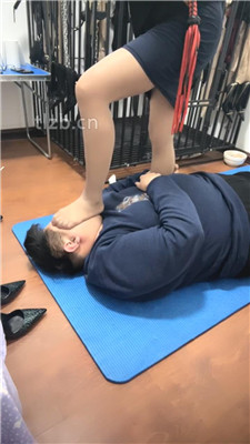 图片[13]_【冰色】肥奴闻舔高跟肉丝脚/揪耳朵踩踏_HD绳艺资源