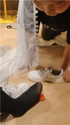 图片[6]_【舒苒】小白鞋丝袜踩踏喂食/伺候沐足_HD绳艺资源