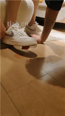 图片[9]_【舒苒】小白鞋丝袜踩踏喂食/伺候沐足_HD绳艺资源