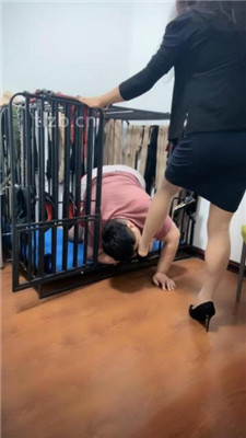 【冰色】狗笼囚禁恋足舔/吃圣水丝袜_HD绳艺资源