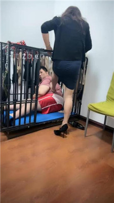 图片[8]_【冰色】狗笼囚禁恋足舔/吃圣水丝袜_HD绳艺资源