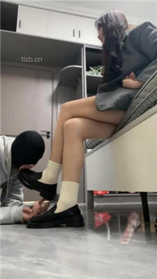 【大一诗诗】皮鞋白袜踩狗爪/骑狗背/吃白袜_HD绳艺资源