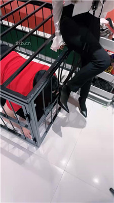 【梦樱】双S-囚禁狗笼/高跟黑丝踩/脚鞋插嘴【双视角完整版】_HD绳艺资源