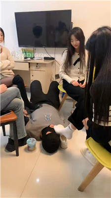 【精神小妹】3素人S-运动鞋棉袜裸足踩踏喂食_HD绳艺资源