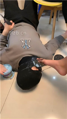 图片[9]_【精神小妹】3素人S-运动鞋棉袜裸足踩踏喂食_HD绳艺资源