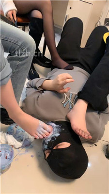 图片[10]_【精神小妹】3素人S-运动鞋棉袜裸足踩踏喂食_HD绳艺资源