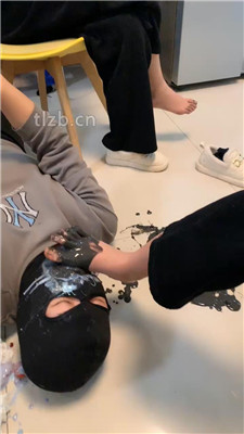 图片[11]_【精神小妹】3素人S-运动鞋棉袜裸足踩踏喂食_HD绳艺资源