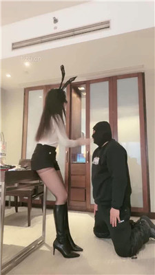 【月影儿】教育跑骚狗-长靴踢裆/高跟鞋耳光/碾狗爪_HD绳艺资源