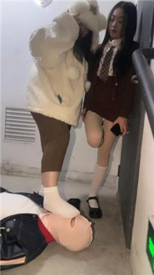 图片[19]_【狗哥】户外成功开发三个高颜值素人踩狗_HD绳艺资源