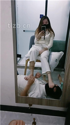 图片[2]_【多多】裸足踩地毯恋足调_HD绳艺资源