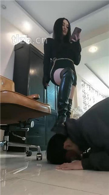 【安晴】艺术喂口水/长靴黑丝舔/桌底伺候/踩踏喂食_HD绳艺资源