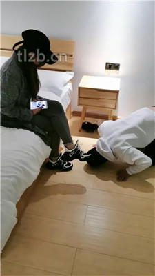 【大美】脏鞋底踩踏喂食/肉丝脚闻舔/狗链拴狗_HD绳艺资源