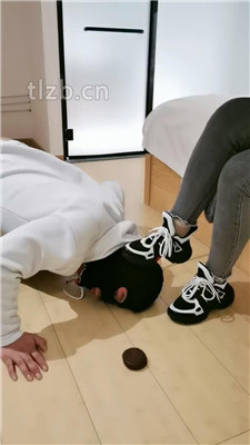 图片[2]_【大美】脏鞋底踩踏喂食/肉丝脚闻舔/狗链拴狗_HD绳艺资源