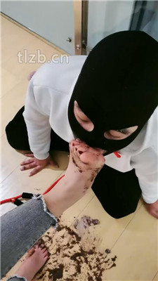 图片[18]_【大美】脏鞋底踩踏喂食/肉丝脚闻舔/狗链拴狗_HD绳艺资源