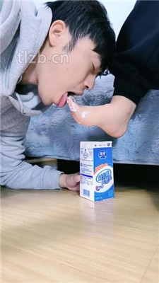 【冰爷】跪舔短靴原味白袜/脚喂酸奶_HD绳艺资源