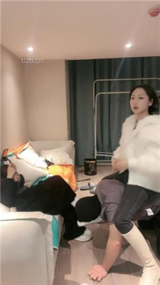 【七七】闺蜜双调-坐垫舔脚/裸足深喉/浓痰踩踏【双视角版】_HD绳艺资源