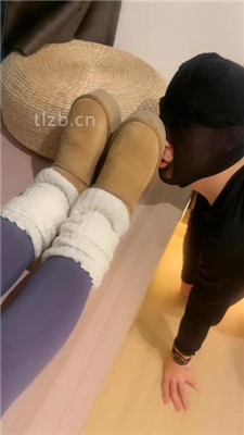 【毛绒月亮】吃丝袜喝圣水/闻超臭雪地靴白袜_HD绳艺资源