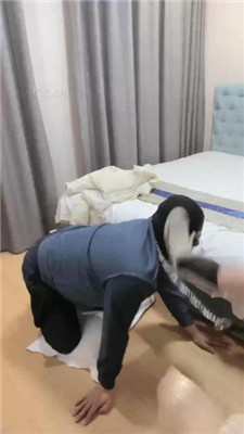 图片[2]_【桃子sama】小白鞋踩踏提档/脚喂酸奶_HD绳艺资源