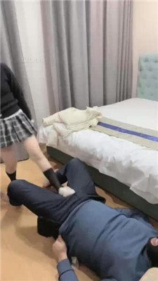 图片[3]_【桃子sama】小白鞋踩踏提档/脚喂酸奶_HD绳艺资源