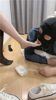 图片[6]_【桃子sama】小白鞋踩踏提档/脚喂酸奶_HD绳艺资源