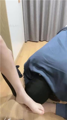 图片[10]_【桃子sama】小白鞋踩踏提档/脚喂酸奶_HD绳艺资源