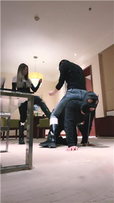 【梦樱】双S-长靴踢踹/吐口水/舔脏鞋底/踩踏喂食【双视角版】_HD绳艺资源