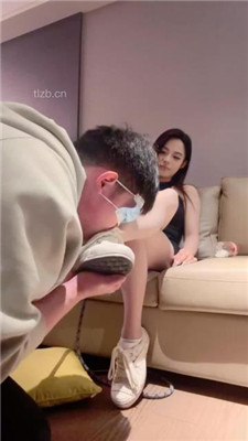 【不知名美女】开发00后修狗-舔鞋底裸足/转胯浓痰/深喉_HD绳艺资源