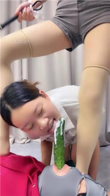 【瑶瑶】情侣奴-奴下奴-舔臭脚/吃丝袜/嘴叼黄瓜/加官窒息_HD绳艺资源