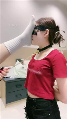 【小羊】母狗-白袜裸足跪舔/臭脚捂脸_HD绳艺资源