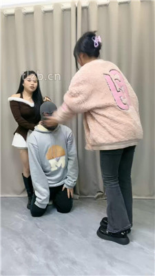 【伊诺】带闺蜜调狗-骑马转胯/踩踏/艺术闻鞋/舔白袜脚_HD绳艺资源