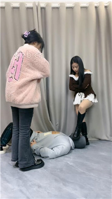 图片[7]_【伊诺】带闺蜜调狗-骑马转胯/踩踏/艺术闻鞋/舔白袜脚_HD绳艺资源