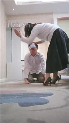 【嗯哼】高跟裸足恋足舔/胯下辱/骑狗背_HD绳艺资源