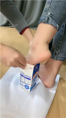 图片[8]_【肉肉】近距离白袜裸足恋足调-脚喂酸奶_HD绳艺资源