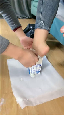 图片[12]_【肉肉】近距离白袜裸足恋足调-脚喂酸奶_HD绳艺资源