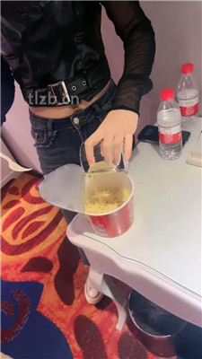 图片[9]_【小雅老师】全体重踩踏/圣水泡面/加料面包喂食_HD绳艺资源