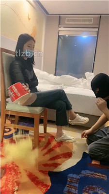 图片[13]_【小雅老师】全体重踩踏/圣水泡面/加料面包喂食_HD绳艺资源