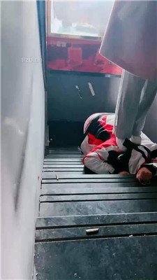 图片[4]_【桃子老师】户外楼梯间-小白鞋白袜虐母畜_HD绳艺资源