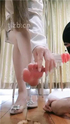 图片[19]_【宝儿】踩踏喂食/黑丝美腿诱惑调_HD绳艺资源