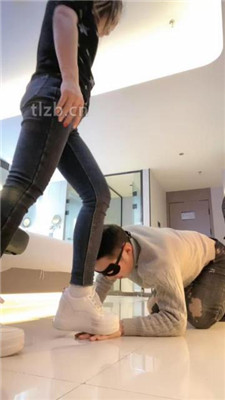 图片[7]_【魅儿】小白鞋碾压狗爪/白袜脚辱狗/胯下奴/裸足插嘴_HD绳艺资源